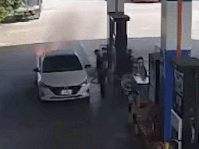 Khoảnh khắc ôtô bốc cháy ở cây xăng khiến hai thiếu niên không kịp thoát