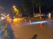 Thanh niên đi xe máy lạng lách ‘thông chốt’, tông bay rào sắt ở Hưng Yên