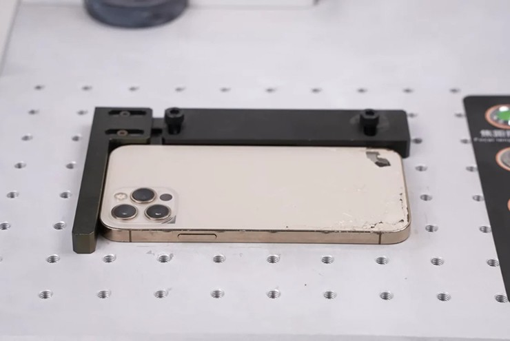 "Mổ bụng" iPhone, bóc trần lý do thay kính lưng tốn kém - 1