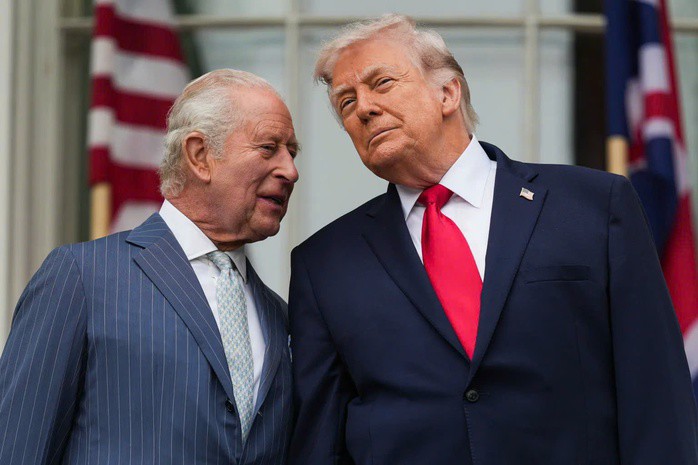 Tổng thống Mỹ Donald Trump và Vua Anh Charles III trò chuyện tại Nhà Trắng. Ảnh: AP