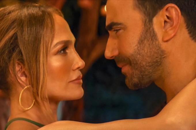 Jennifer Lopez và Brett Goldstein trong phim.