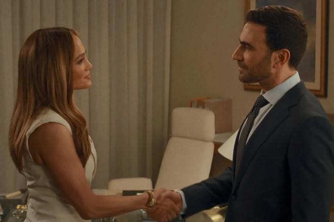 Jennifer Lopez và Brett Goldstein được nhận xét có phản ứng hóa học ngay từ trước khi quay.