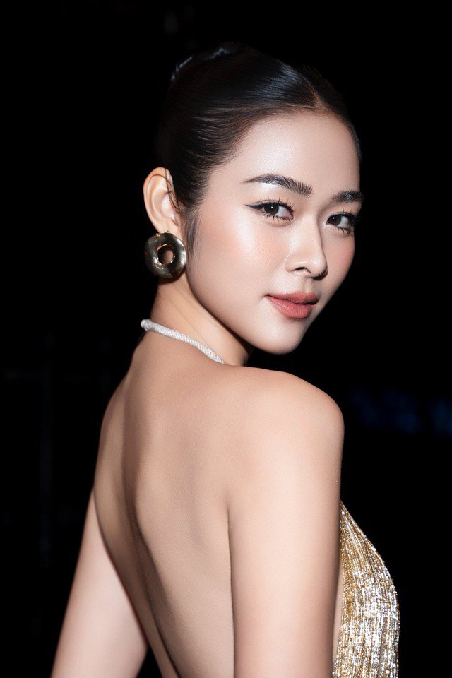 Trước đó, mỹ nhân 9X từng nổi tiếng khi trở thành nữ diễn viên của 2 dự án phim có doanh thu trăm tỉ, đó là: Lật mặt 6: Tấm vé định mệnh, Làm giàu với ma 1. Nói về điều này, cô tâm sự “Mọi người chọc tôi là có "vía trăm tỉ", nhưng thật ra đó là sự may mắn. Bởi vì để đạt được con số đó phụ thuộc vào nhiều yếu tố như ê kíp, marketing, sản phẩm, sự yêu thương của khán giả… Tôi chỉ là một mắt xích nhỏ trong cả ê kíp”.