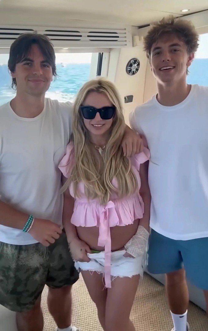 Britney Spears được hai con trai động viên đi cai nghiện.