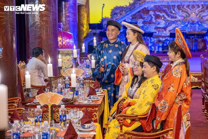 Du khách xúng xính áo dài vào Đại nội Huế trải nghiệm 'Dạ yến Hoàng cung' - 5