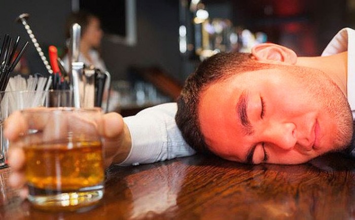 Da đỏ bừng hoặc tái nhợt sau vài chén rượu không nói lên tửu lượng.