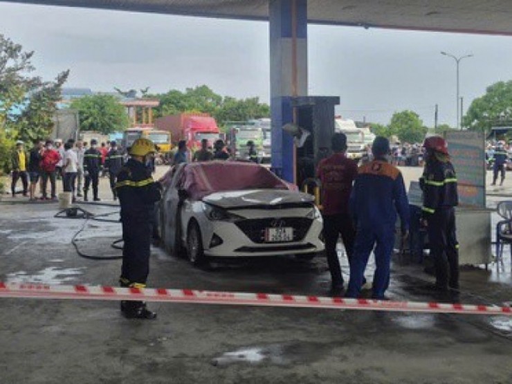 Cháy ô tô tại cây xăng ở Đà Nẵng, 2 người tử vong trong xe