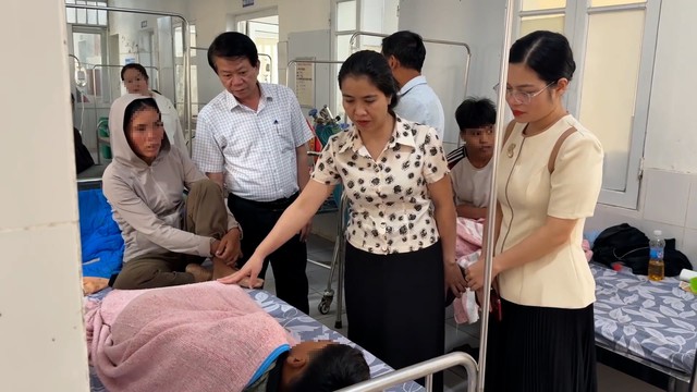 Cán bộ địa phương thăm hỏi bệnh nhân vụ nghi ngộ độc do ăn bánh mì tại xã Tân Lập.