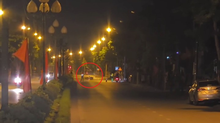 2 nam thanh niên không chấp hành hiệu lệnh dừng xe, lao thẳng phương tiện về phía Tổ công tác dẫn tới đâm đổ hàng rào chắn và ngã ra đường.