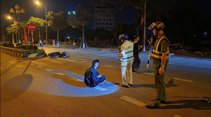 Thanh niên bị lực lượng chức năng khống chế tại hiện trường.