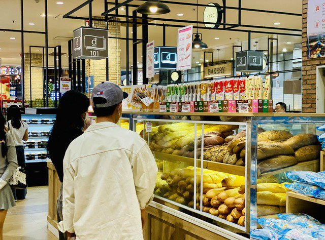 Dịp nghỉ lễ nhiều gia đình, hội nhóm chọn đến TTTM, siêu thị để mua sắm, vui chơi.