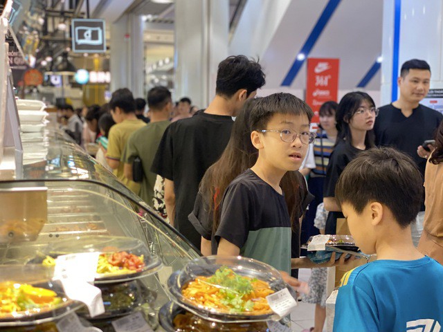 Nhiều nơi khách phải xếp hàng để có thể mua được đồ cũng như thanh toán.