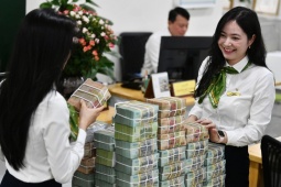 Lãi suất giảm, ngân hàng đua tặng ô tô, iPhone để hút tiền gửi