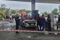 NÓNG: Cháy ô tô tại cây xăng ở Đà Nẵng, 2 người tử vong trong xe