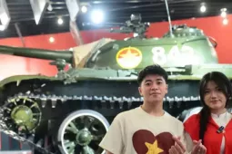 Giới trẻ xếp hàng check-in cùng ‘Bảo vật Quốc gia’ 843 và MiG-21