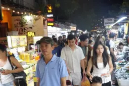 Du khách chen chân ở Hội An