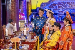 Du khách xúng xính áo dài vào Đại nội Huế trải nghiệm 'Dạ yến Hoàng cung'