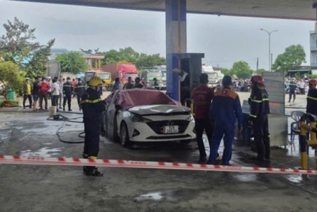 NÓNG: Cháy ô tô tại cây xăng ở Đà Nẵng, 2 người tử vong trong xe