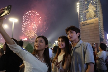 Người dân mãn nhãn với màn pháo hoa tầm cao tối 30/4