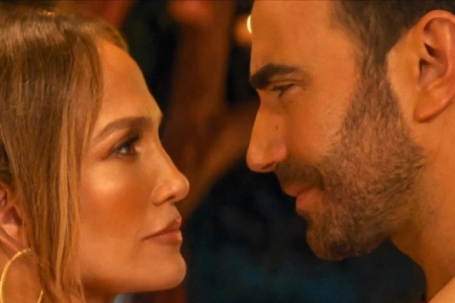 Jennifer Lopez gây chú ý với cảnh 'nóng' bên bạn trai tin đồn
