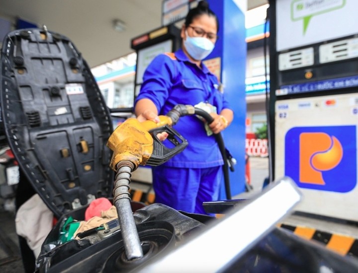 Giá xăng dầu trong nước hiện ở mức thấp so với các nước có chung đường biên giới. (Ảnh: Vietnamnet).