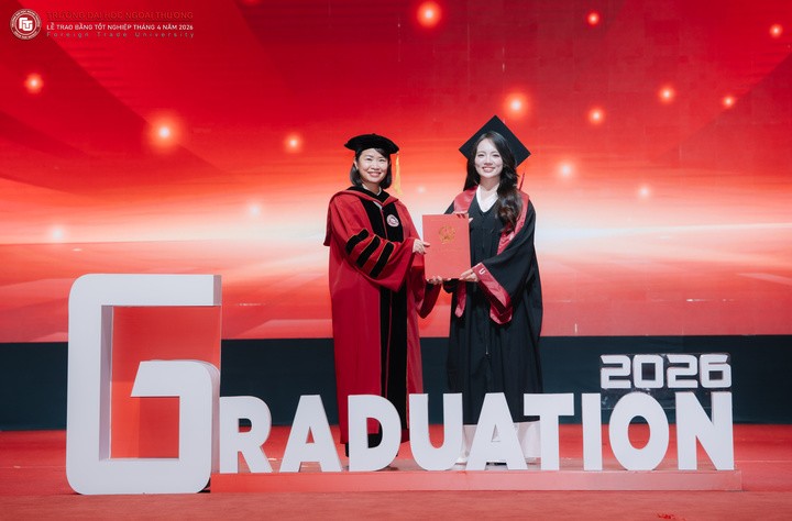 Chia sẻ về việc vừa học vừa tham gia nhiều hoạt động thực tế, Thu Hương cho biết: “Việc học ở đại học không chỉ dừng lại ở giảng đường". Em mong muốn trải nghiệm nhiều vai trò khác nhau để biết mình thực sự thích điều gì. Đó là hành trình vô cùng nhiều màu sắc của em khi em vừa tham gia các cuộc thi sinh viên, các hoạt động ngoại khoá, vừa khám phá các sở thích của mình và vừa có những kinh nghiệm đi làm đầu tiên. "Những trải nghiệm thực tế trong doanh nghiệp giúp em hiểu rõ hơn cách kiến thức được vận dụng trong công việc", cô nói.