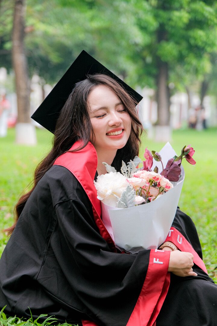 Song song với việc học, nữ sinh tích cực tích lũy kinh nghiệm làm việc tại doanh nghiệp. Cô là Quản trị viên tập sự tại Doppelherz Việt Nam trong chương trình Management Trainee, phụ trách mảng Social Content. Trong thời gian này, nhiều chiến dịch truyền thông do cô tham gia sản xuất đạt lượng tiếp cận lớn trên mạng xã hội. Thu Hương cho rằng việc làm nội dung trong môi trường doanh nghiệp giúp cô hiểu rõ hơn cách marketing vận hành thực tế. “Khi bắt đầu làm nội dung, em nhận ra rằng sự sáng tạo cần đi cùng dữ liệu và khả năng phân tích xu hướng", cô nói.