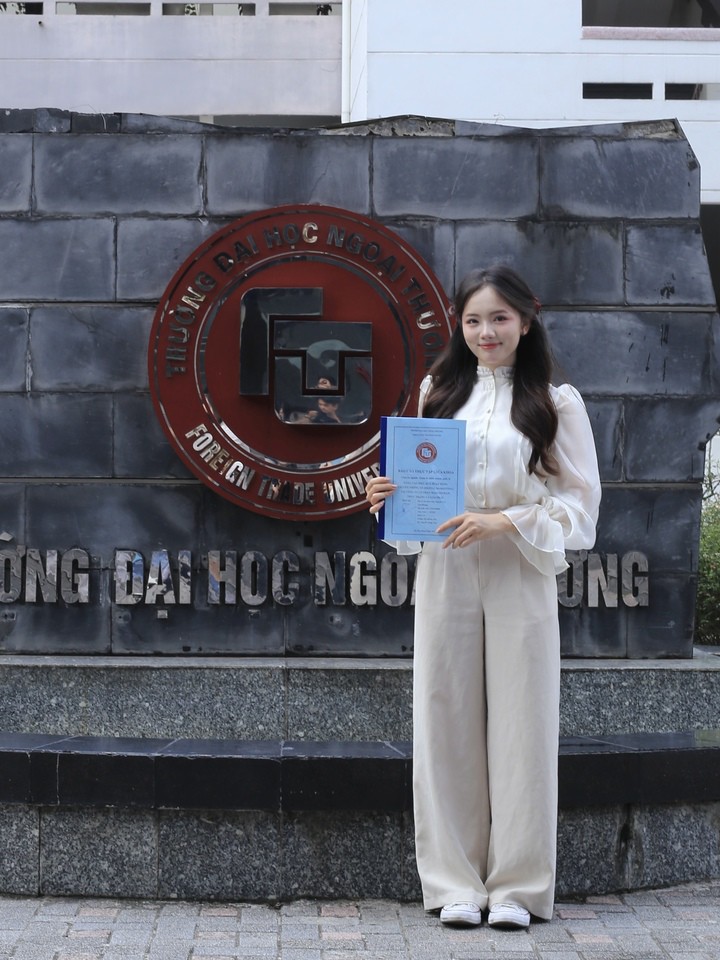 Trước khi trở thành sinh viên Ngoại thương, Thu Hương từng học tại Trường THPT Lương Phú (Thái Nguyên) với điểm trung bình 9,7/10.