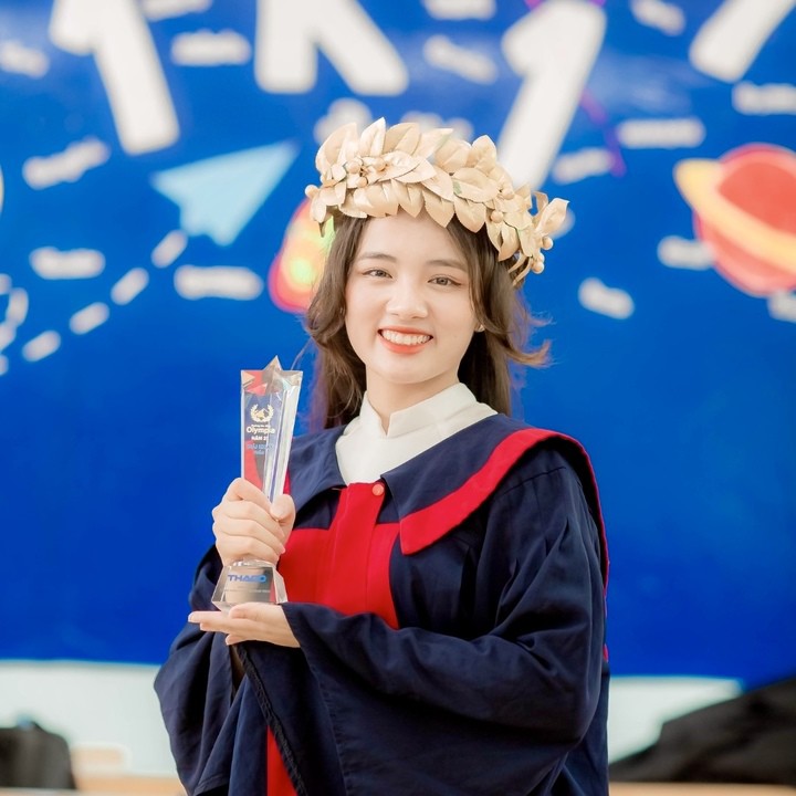 Trong ba năm THPT, cô đạt danh hiệu “Học sinh 3 tốt cấp Trung ương” 3 năm liên tiếp và là thí sinh nữ đầu tiên giành vòng nguyệt quế trong chương trình truyền hình kiến thức “Đường lên đỉnh Olympia” năm thứ 21.