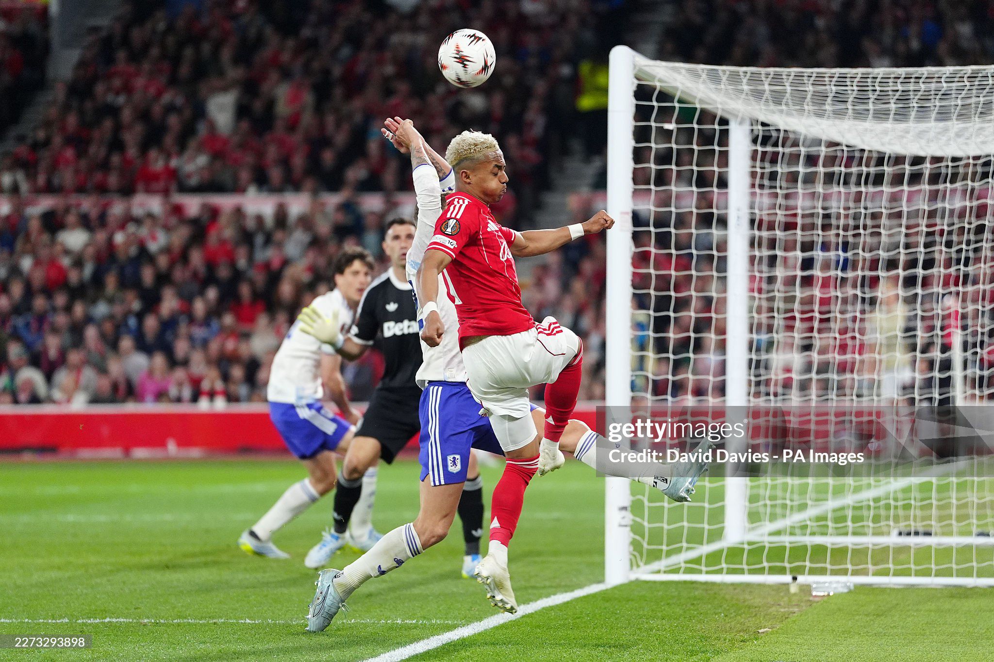 Khoảnh khắc nghiệp dư của Digne đã khiến Aston Villa phải trả giá