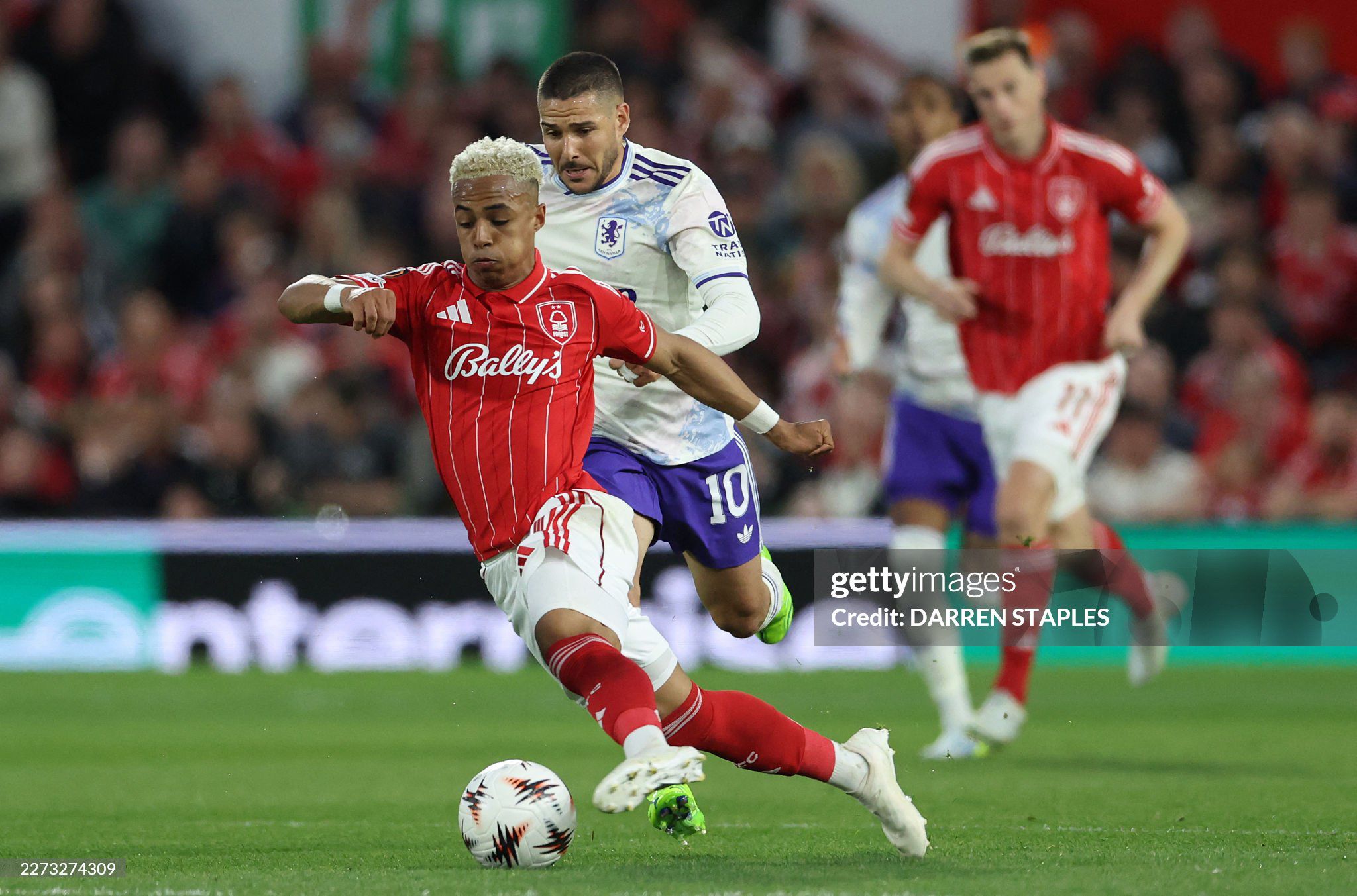 Nottingham Forest (áo đỏ) và Aston Villa thi đấu quyết tâm