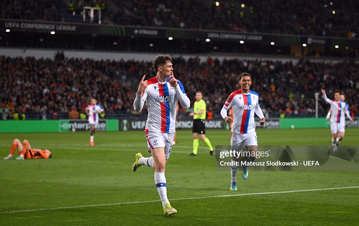 Crystal Palace đặt một chân vào trận chung kết&nbsp;Conference League