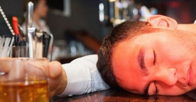 Đỏ mặt khi uống rượu có phải tửu lượng cao và 3 sai lầm giải rượu dễ gây đột quỵ