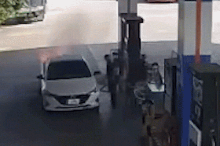 Khoảnh khắc ôtô bốc cháy ở cây xăng khiến hai thiếu niên không kịp thoát