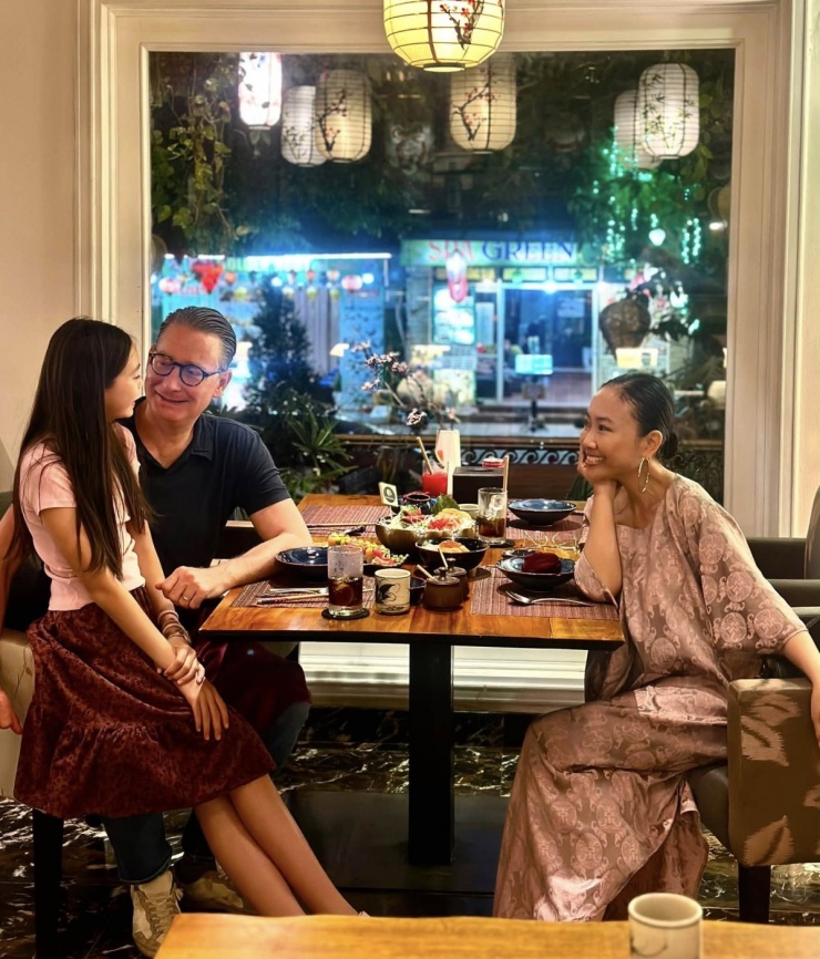 Ảnh sao 2/5: Con gái chủ tịch Trần Hùng Huy xinh xắn bên bà nội - 2