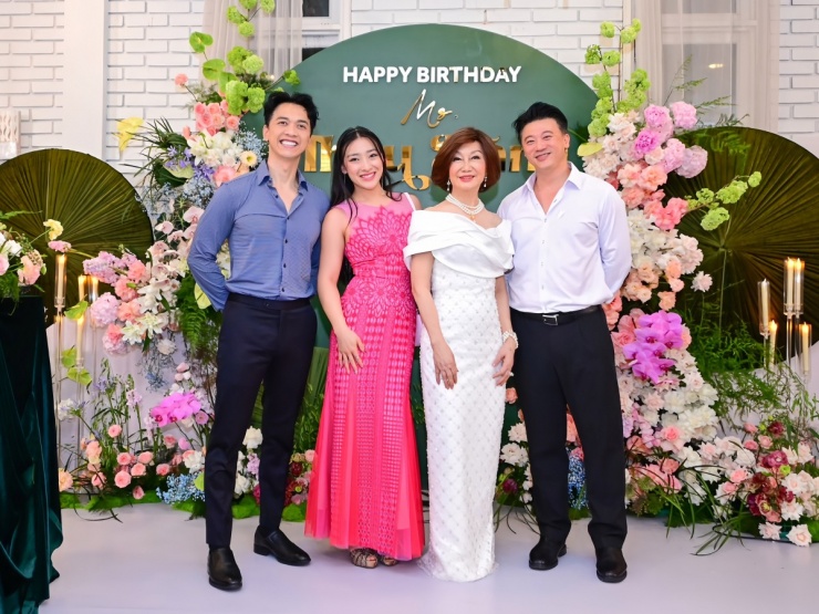 Ảnh sao 2/5: Con gái chủ tịch Trần Hùng Huy xinh xắn bên bà nội - 1