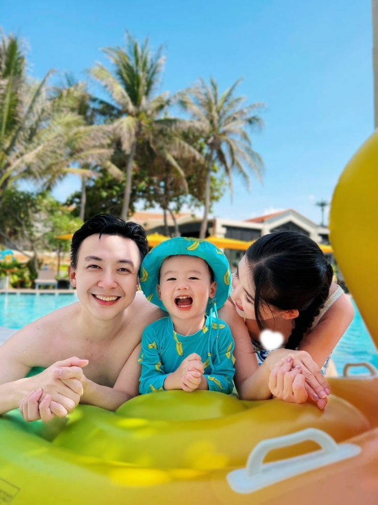 Ảnh sao 2/5: Con gái chủ tịch Trần Hùng Huy xinh xắn bên bà nội - 8
