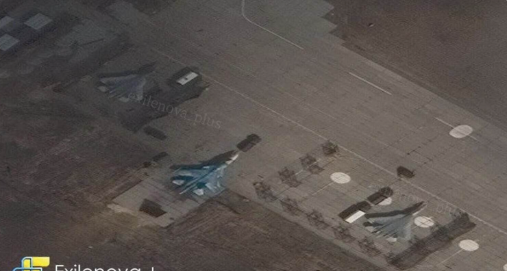2 chiếc Su-57 và một chiếc Su-34 tại sân bay Shagol. Ảnh: Militarnyi.