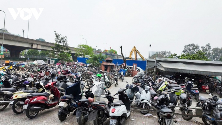 Bãi để xe điện tại chung cư Kim Văn - Kim Lũ.