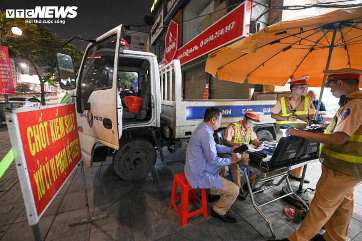 Theo lực lượng chức năng, trong kỳ nghỉ lễ 30/4 và 1/5 kéo dài 4 ngày, nhu cầu tụ tập, ăn uống tăng cao, kéo theo nguy cơ người điều khiển phương tiện sử dụng rượu, bia. Do đó, việc kiểm tra được triển khai thường xuyên, tập trung vào các tuyến đường đông phương tiện qua lại. Việc kiểm soát không chỉ áp dụng với ô tô và xe máy mà còn mở rộng đối với người đi xe đạp, nhằm hạn chế tối đa nguy cơ gây tai nạn do rượu, bia.