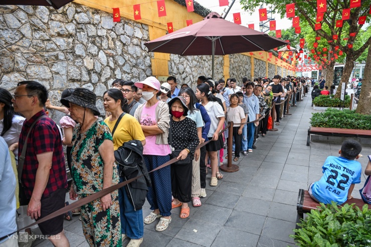 Nhà tù Hỏa Lò chật kín khách tham quan - 1