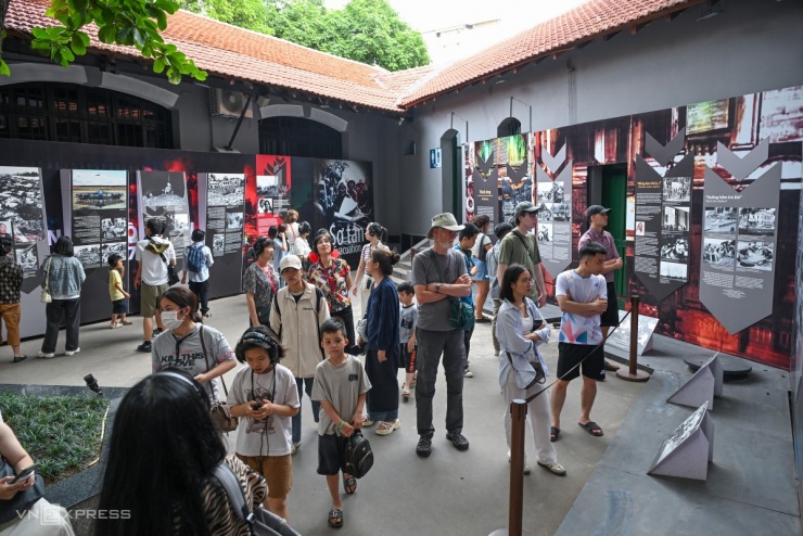 Nhà tù Hỏa Lò chật kín khách tham quan - 9