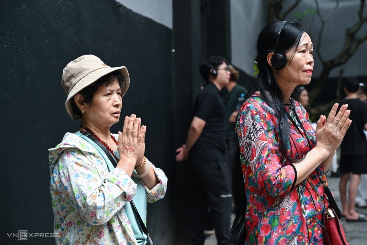 Nhà tù Hỏa Lò chật kín khách tham quan - 10