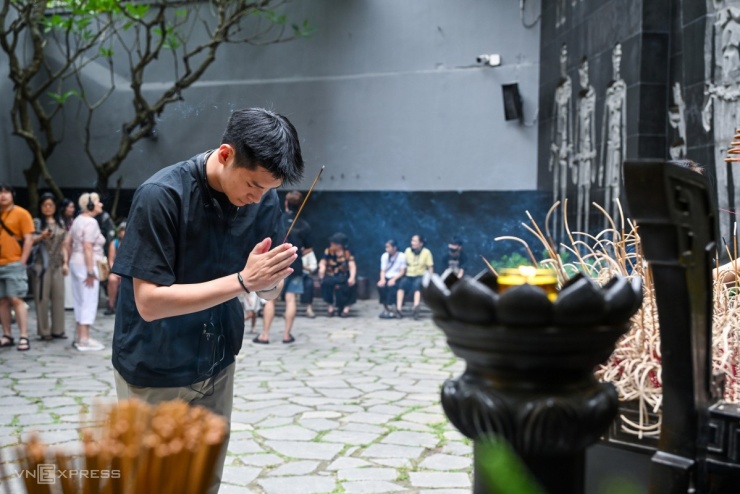 Nhà tù Hỏa Lò chật kín khách tham quan - 11