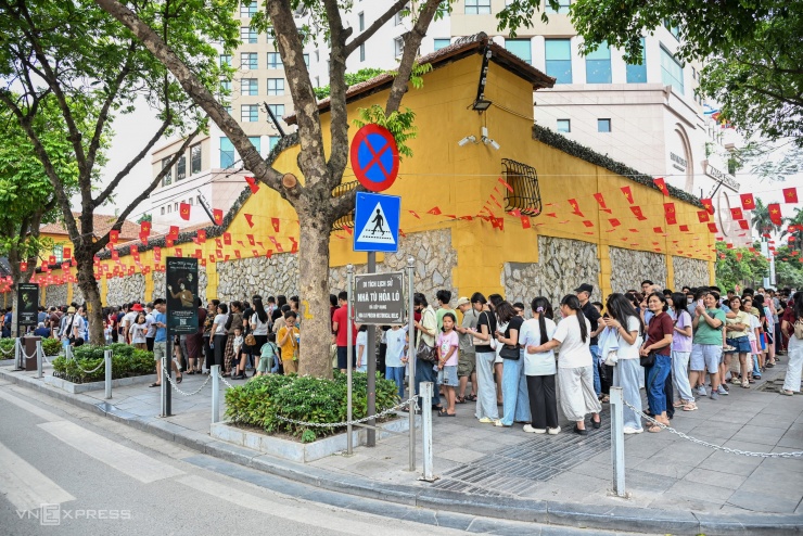 Nhà tù Hỏa Lò chật kín khách tham quan - 12