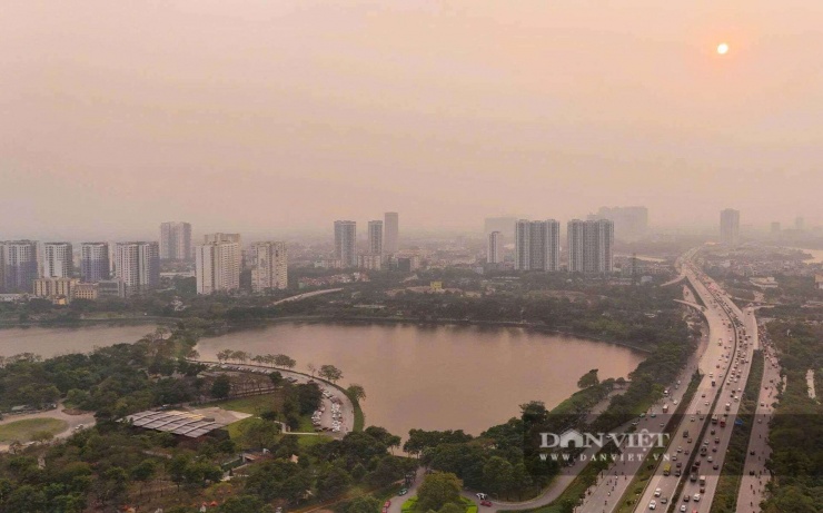 Chiều 1/5, hàng nghìn người có mặt tại công viên Yên Sở (công viên lớn nhất Hà Nội) để vui chơi trong kỳ nghỉ lễ kéo dài 4 ngày dịp 30/4 và 1/5.