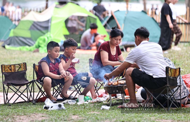 Chiều 1/5, khói bốc nghi ngút từ những chiếc lều tại khu cắm trại. “Chúng tôi mang đồ ăn (gà, bò…) đến, còn lại thuê lều, than, vỉ nướng để làm bữa nướng ngoài trời (BBQ). Năm nay không đi chơi xa vì báo đài thông tin nơi nào cũng đông”, anh Hải (Vĩnh Tuy, Hà Nội) nói.