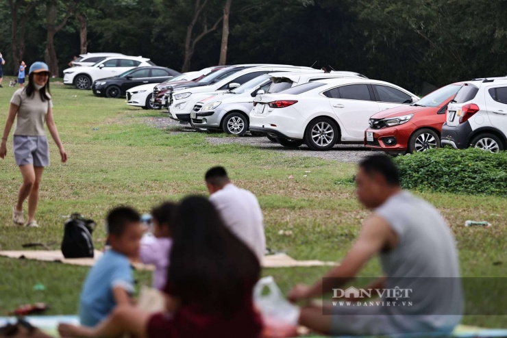 Các bãi đỗ kín xe trong công viên Yên Sở, chiều 1/5.&nbsp;