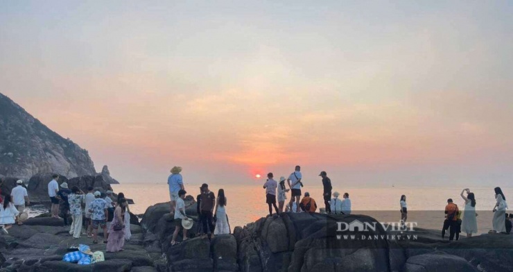 Du khách tham quan vịnh Vĩnh Hy, tỉnh Khánh Hòa. Ảnh: NN