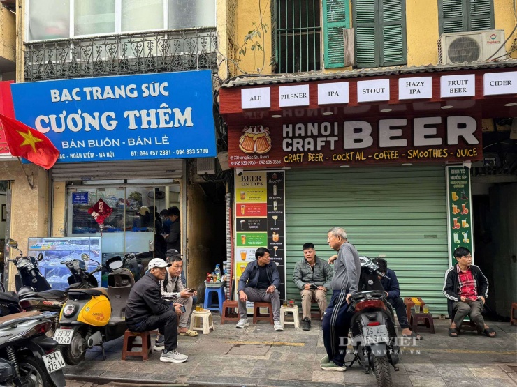 Nhiều gia đình kiếm sống chỉ với 1 vài chiếc ghế nhựa đặt đầu ngõ, quán trà đá tự phát được thành lập. Ảnh: Phương Thảo
